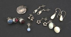 Parti örhängen och hänge, mestadels silver