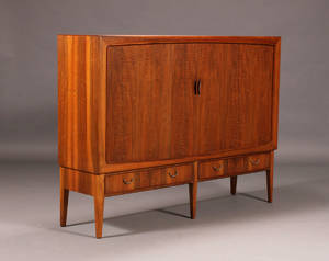 Dansk møbelproducent. Høj skænk  dækketøjsskab