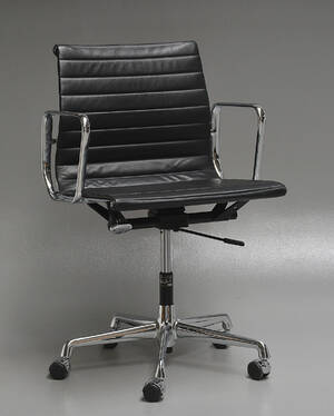 Charles Eames. Kontorstol, model EA-117 i sort læder