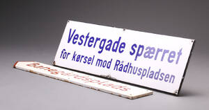 To emaljeskilte, Vestergade spærret og Banegårdsplads 2