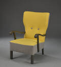 Lænestol med stel af grålakeret træ, overpolstret med gråt og gult stof. 