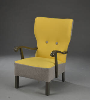 Lænestol med stel af grålakeret træ, overpolstret med gråt og gult stof. 