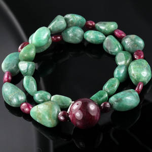 Smaragd og rubin collier.