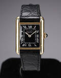 Cartier Tank. Dameur i forgyldt sterlingsølv med sort skive, 1990erne