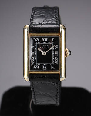 Cartier Tank. Dameur i forgyldt sterlingsølv med sort skive, 1990erne