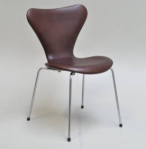 Arne Jacobsen 1902 - 1971. Stol, model 3107, nybetrukket med mørkebrunt læder