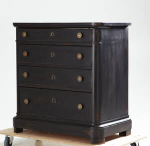 Byrå i gustaviansk stil