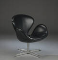 Arne Jacobsen. Svanen, lænestol, sort læder