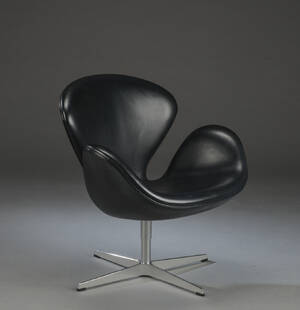 Arne Jacobsen. Svanen, lænestol, sort læder