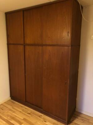 Klædeskab af teaktræ