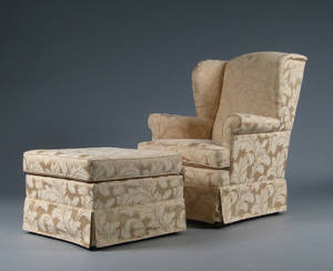 Trøjborg Bolighus. Øreklapstol samt puf, model Bristol 2