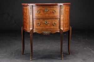 Kommode af nøddetræ Denne vare er sat til omsalg under nyt varenummer 4185109