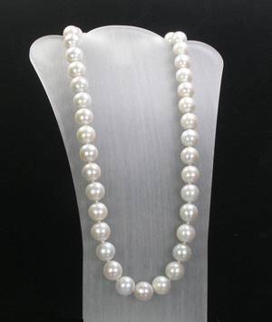 Südsee-Perlenkette mit goldener Kugelschließe