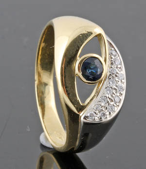 18Kt  Diamond ring with sapphire and Diamonds