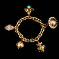 Armband med berlocker 