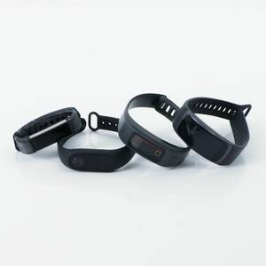 AKTIVITETSARMBAND 4st, varav en Gear Fit2