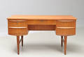 Dansk Møbelproducent. Fritstående skrivebord i teak. 1950erne