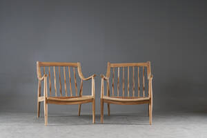 Ett par moderna fåtöljer i teak 2