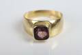 ENSTENSRING med mörklila sten, guld, 18 k, 2,4 g, 1965