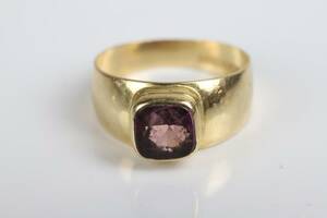 ENSTENSRING med mörklila sten, guld, 18 k, 2,4 g, 1965