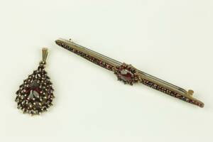 HÄNGE samt BROSCH med granater, förgyllt silver