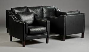 Dansk møbelproducent. Tre-personers sofa samt et par hvilestole 3