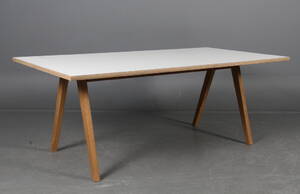 Dansk møbelproducent. Spisebord med plade i hvid laminat.