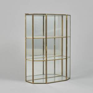 Väggvitrinskåp, glas och mässing. Bredd 21