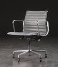 Charles Eames. Kontorstol fra serien Aluminium Group Konference, model EA 335 