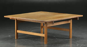 Hans J. Wegner. Kvadratisk sofabord af massiv egetræ 