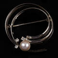 Brosch 18 k vitguld odlad pärla diamanter