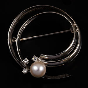 Brosch 18 k vitguld odlad pärla diamanter