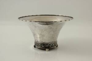 Skål på kulfötter, Silver