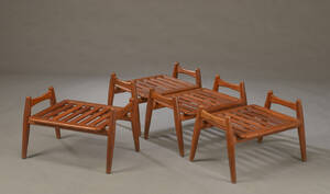  Hans J. Wegner. Et sæt på fire skammeler af teaktræ, uden hynder. 4. 