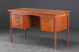 Skrivebord af teaktræ, dansk møbelproducent