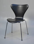 Arne Jacobsen. Stol Syveren polstret med randsyet sort skind