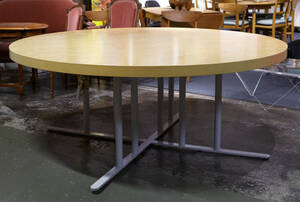 Bord med skiva i masurbjörk