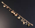 Bismark armbånd af guld 14 kt med 11 charms. Denne vare er sat til omsalg under nyt varenummer 4335691