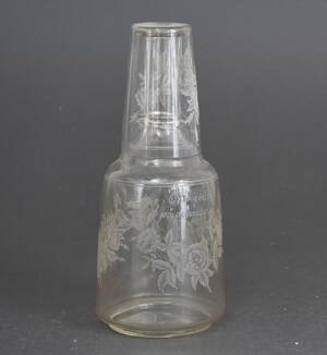 Vattenkaraff med glas