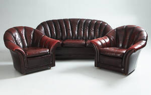 Soffgrupp i rödsvart skinnklädsel