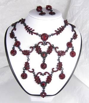 Schmuckset, geschwärztes Eisen mit roten Steinen  3 