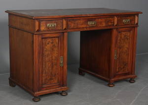 Kasseskrivebord i fineret rodtræ.