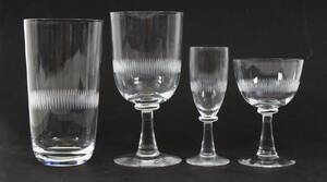 Glasservisdelar, med slipad dekor