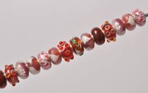 18 Charlotte Borgen beads i røde nuancer 18
