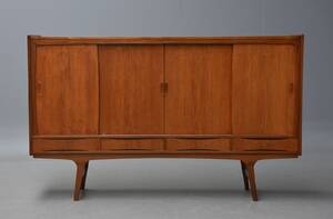 Dansk møbelproducent. Høj skænk af fineret teak
