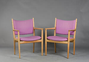 Hans J. Wegner. Et par armstole model JH513 af egetræ 2