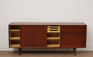 Dansk møbelarkitekt. Lav skænk af teak