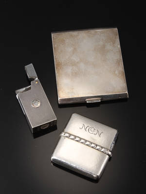 Cigaretetui, tændstikholder samt lighter. Sølv. 3