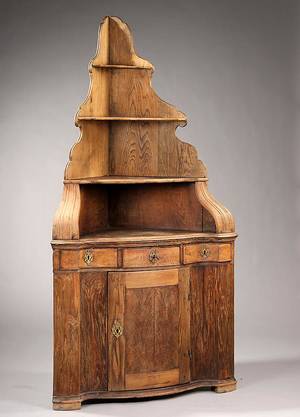 Rococo hjørneskab af egetræ, ca. 1760, med senere overdel