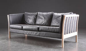 Tre-pers. sofa, bøg og sort læder, dansk møbelproducent